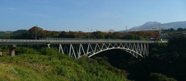 El puente de Aso ha sido destruido por el terremoto El puente de Aso ha sido destruido por el terremoto