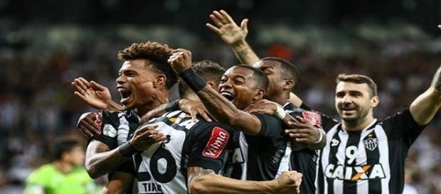 Jogadores atleticanos comemorando um dos gols da partida. Jogadores atleticanos comemorando um dos gols da partida.