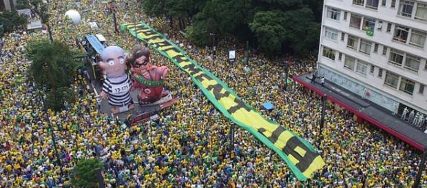 Manifestações populares e espontâneas, em 13 de março, consideradas as maiores da História do País. Manifestações populares e espontâneas, em 13 de março, consideradas as maiores da História do País.