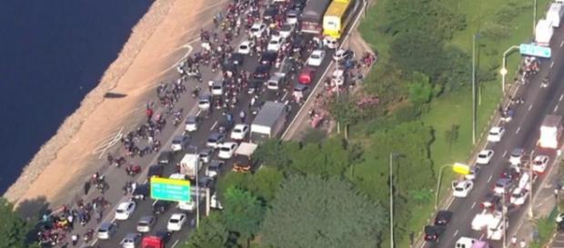 Protestos contra o impeachment prometem parar o Brasil Protestos contra o impeachment prometem parar o Brasil