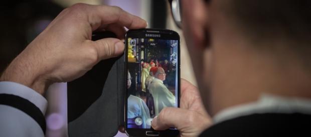 Smartfon w rękach księdza podczas mszy w katedrze / fot. Episkopat.pl Smartfon w rękach księdza podczas mszy w katedrze / fot. Episkopat.pl