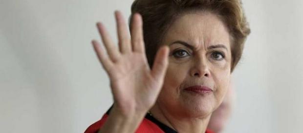 Volta do crescimento econômico depende do fim da crise política Volta do crescimento econômico depende do fim da crise política