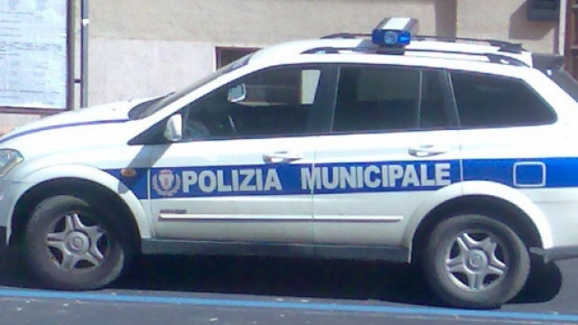 Auto della Polizia Municipale priva di assicurazione RC Auto.