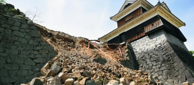 Os sismos de 14 e 15 de Abril provocaram o colapso de alguns edifícios no sul do Japão. Os sismos de 14 e 15 de Abril provocaram o colapso de alguns edifícios no sul do Japão.
