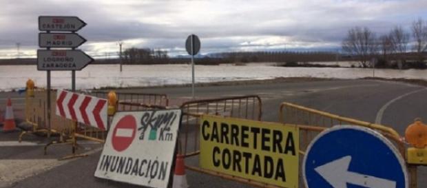 Carretera sobre el río Ebro cortada por inundación del mismo. Carretera sobre el río Ebro cortada por inundación del mismo.