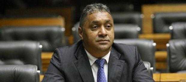 Deputado Tiririca terá que votar contra ou a favor de Dilma Deputado Tiririca terá que votar contra ou a favor de Dilma