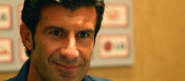Figo respondeu à questão da repórter do canal catalão por ela ser "bonita". Figo respondeu à questão da repórter do canal catalão por ela ser "bonita".
