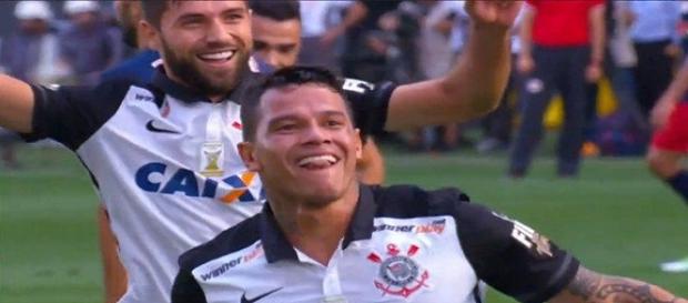 Giovanni Augusto fez um golaço de voleio pelo Timão. Giovanni Augusto fez um golaço de voleio pelo Timão.