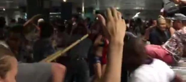 Grupo pró-Dilma arranja confusão no Metrô Grupo pró-Dilma arranja confusão no Metrô