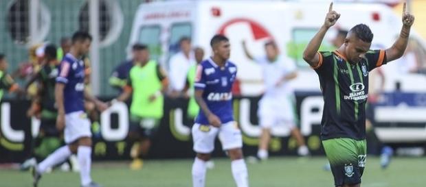 Jogador do América-MG comemorando a vitória em cima do Cruzeiro Jogador do América-MG comemorando a vitória em cima do Cruzeiro