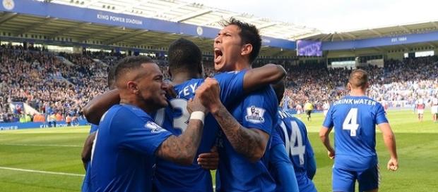 Jogadores do Leicester comemorando gol de pênalti nos acréscimos. Jogadores do Leicester comemorando gol de pênalti nos acréscimos.