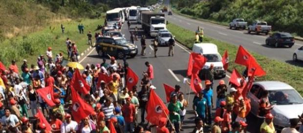 MST bloqueia estradas por todo o Brasil MST bloqueia estradas por todo o Brasil