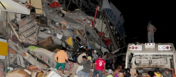 Sismo no Equador centenas de mortos. Sismo no Equador centenas de mortos.