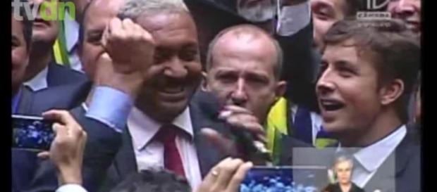 Tiririca após encontro com Lula, vota sim pelo impeachment Tiririca após encontro com Lula, vota sim pelo impeachment