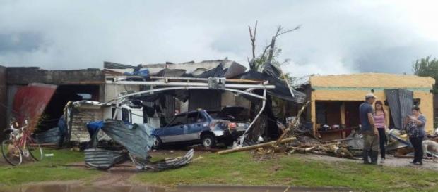 Tornado no Uruguai deixa a cidade de Dolores destruída Tornado no Uruguai deixa a cidade de Dolores destruída