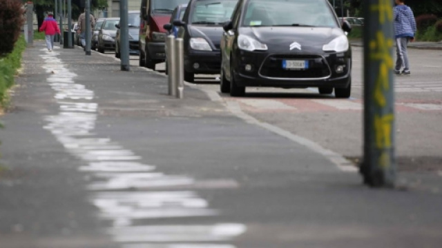 Messaggio scritto sul marciapiede a Milano: dedica d'amore lunga 500 metri