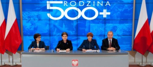 Il primo ministro presenta il nuovo programma governativo 500+ foto pis.org.pl
