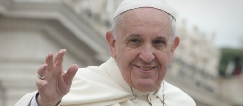 Papa Bergoglio va in Grecia senza accorgersene.