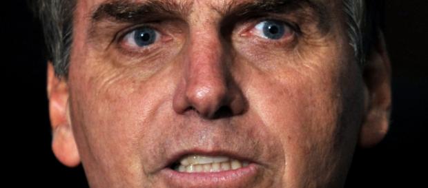 Apoiador da ditadura, Bolsonaro dedica seu voto a coronel torturador. Apoiador da ditadura, Bolsonaro dedica seu voto a coronel torturador.