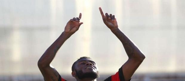 Cirino, comemorando seu gol na vitória do Flamengo sobe o Bangu Cirino, comemorando seu gol na vitória do Flamengo sobe o Bangu