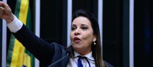 Deputada elogia o marido no domingo e na segunda ele é preso Deputada elogia o marido no domingo e na segunda ele é preso