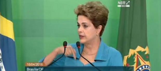 Dilma alfineta Temer e Cunha durante pronunciamento Dilma alfineta Temer e Cunha durante pronunciamento