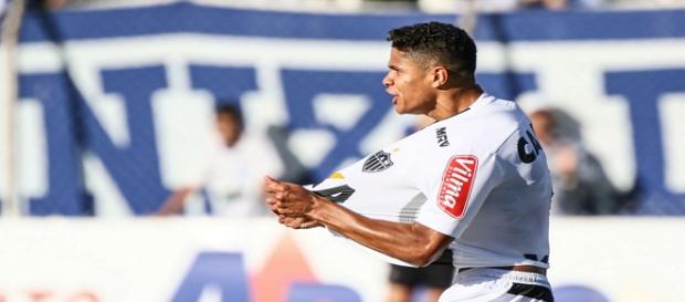 Douglas Santos fez um goloaço no empate do Atlético Mineiro com a URT. Douglas Santos fez um goloaço no empate do Atlético Mineiro com a URT.