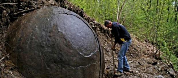 Ha un diametro di 3,3 metri la sfera Bosniaca. Ha un diametro di 3,3 metri la sfera Bosniaca.