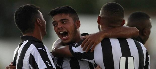 Jogadore comemorando o gol de Leandrinho Jogadore comemorando o gol de Leandrinho