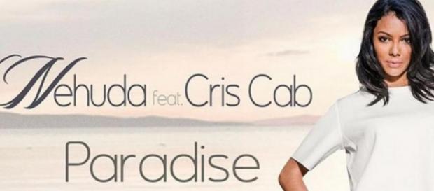 Nenhuda, complètement photoshopée sur la pochette de son single "Paradise" Nenhuda, complètement photoshopée sur la pochette de son single "Paradise"