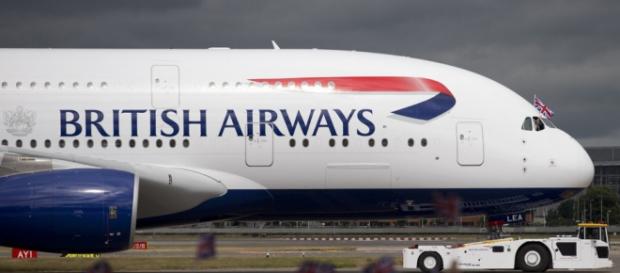 Los pasajeros del avión aterrizaron sin problema alguno. Los pasajeros del avión aterrizaron sin problema alguno.