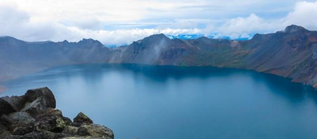 O Lago Haven em Paektu entre a Coreia do Norte e a China. O Lago Haven em Paektu entre a Coreia do Norte e a China.