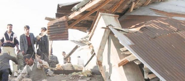 Terremoto en Ecuador, la gente ayuda a recoger escombros Terremoto en Ecuador, la gente ayuda a recoger escombros