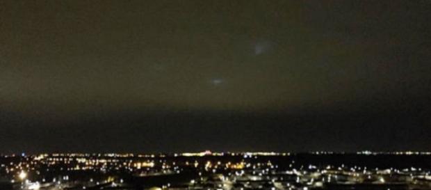 UFO: avvistate ieri sera strane luci che volano sopra Liverpool, secondo gli ufologi potrebbe essere la prova di vita aliena UFO: avvistate ieri sera strane luci che volano sopra Liverpool, secondo gli ufologi potrebbe essere la prova di vita aliena