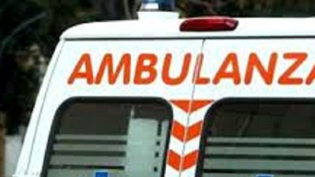 Reggio Calabria, automobile sbatte contro guard rail.