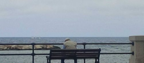 Guardando il mare in attesa di un futuro più vivo per la Democrazia