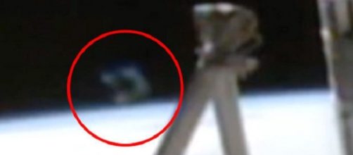 UFO ripreso dalla Nasa vicino alla Stazione Spaziale Internazionale