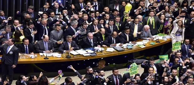 Crise política é mais profunda do que parece Crise política é mais profunda do que parece