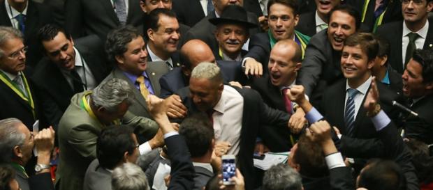 Deputado Tiririca vota pelo 'sim' no impeachment de Dilma Deputado Tiririca vota pelo 'sim' no impeachment de Dilma