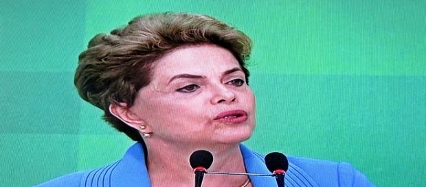 Dilma se diz vítima de injustiça e parte para o ataque Dilma se diz vítima de injustiça e parte para o ataque
