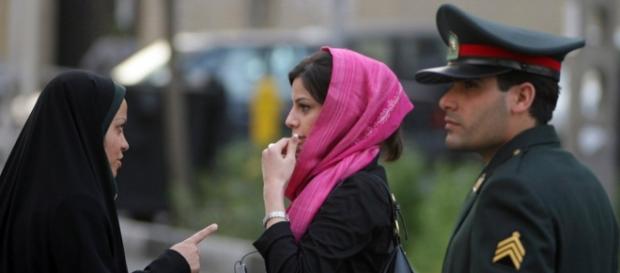 În Iran agenți sub acoperire vor veghea ca vălul islamic să fie purtat corect - Foto The Guardian În Iran agenți sub acoperire vor veghea ca vălul islamic să fie purtat corect - Foto The Guardian