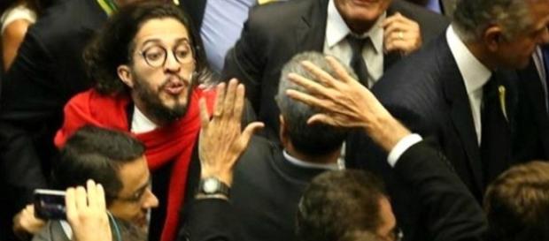 Jean Wyllys cospe em Bolsonaro e diz que faria de novo Jean Wyllys cospe em Bolsonaro e diz que faria de novo