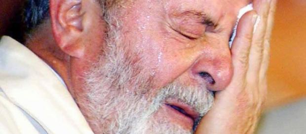 Lula emocionado e chorando em encontro Lula emocionado e chorando em encontro