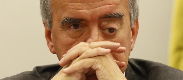 Nestor Cerveró implica o ex-presidente Lula no esquema de corrupção da Petrobrás. Nestor Cerveró implica o ex-presidente Lula no esquema de corrupção da Petrobrás.