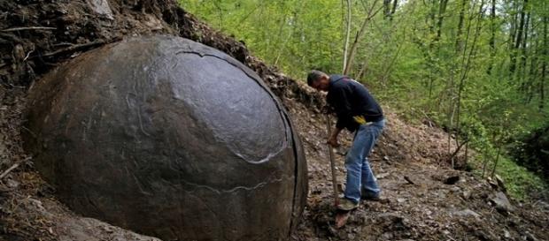 Rocha esférica encontrada na Bósnia-Herzegovina Rocha esférica encontrada na Bósnia-Herzegovina