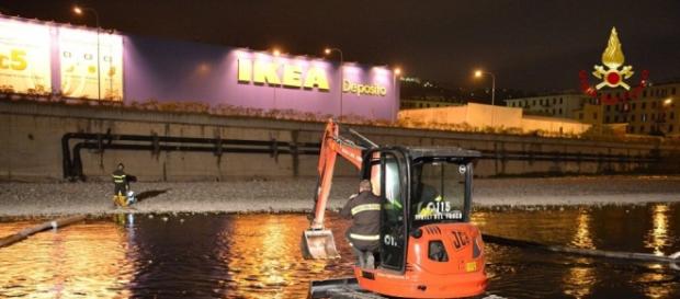Si rompe un tubo della raffineria Iplom, allarme petrolio a Genova Si rompe un tubo della raffineria Iplom, allarme petrolio a Genova