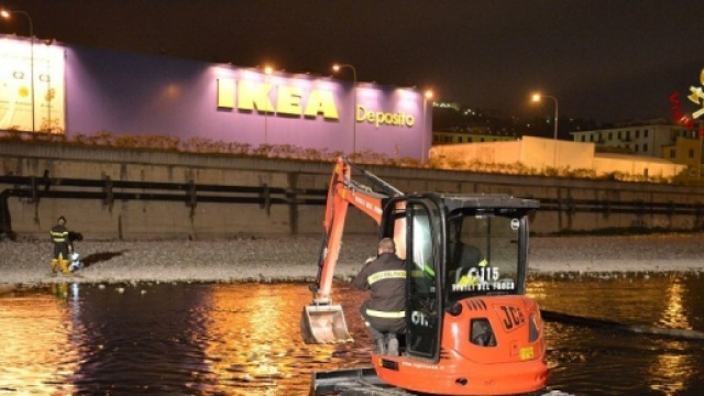 Si rompe un tubo della raffineria Iplom, allarme petrolio a Genova