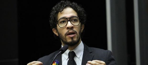 Deputado e jornalista da Globo discutem no Twitter Deputado e jornalista da Globo discutem no Twitter