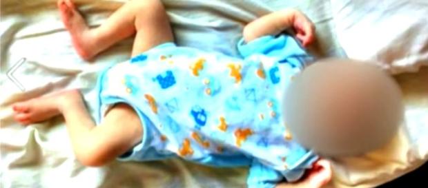 Homem ilustrou anúncio com fotos do bebé Homem ilustrou anúncio com fotos do bebé