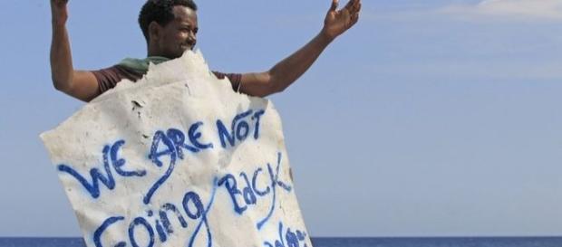 Imigrant afisând mesajul: "Noi nu mergem înapoi" Imigrant afisând mesajul: "Noi nu mergem înapoi"
